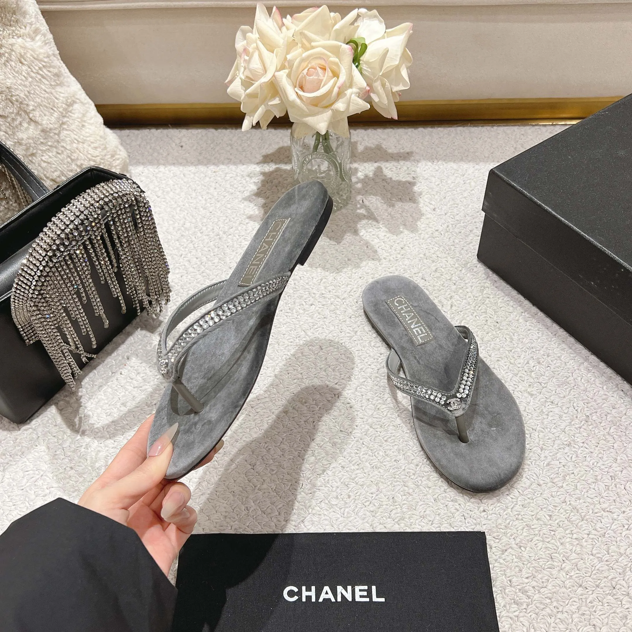 👟👟Ex-factory price 480👟👟 Xiaoxiang chanel 2025 new flip-flops! This series is really amazing. How can it be so beautiful! Summer is really an invincible combination that can be salty or sweet ~ The upper is made of original velvet and the lining is lambskin genuine leather outsole Size: 35-40 (40 customized)